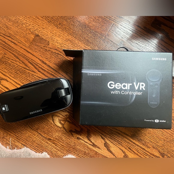 Black SAMSUNG Gear VR w/Controller (never used)